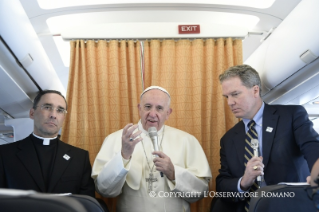 0-Viaje apost&#xf3;lico a Suecia: Saludo del Santo Padre a los periodistas durante el vuelo Roma-Malmoe