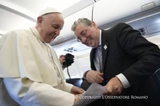 1-Viaje apost&#xf3;lico a Suecia: Saludo del Santo Padre a los periodistas durante el vuelo Roma-Malmoe