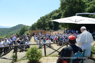 7-Pilgerfahrt nach Barbiana: Gebet am Grab von Don Lorenzo Milani