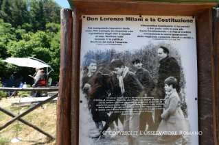 0-Pilgerfahrt nach Barbiana: Gebet am Grab von Don Lorenzo Milani