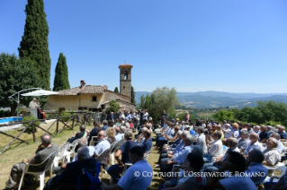 1-Pilgerfahrt nach Barbiana: Gebet am Grab von Don Lorenzo Milani