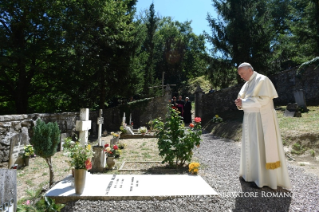 2-Pilgerfahrt nach Barbiana: Gebet am Grab von Don Lorenzo Milani