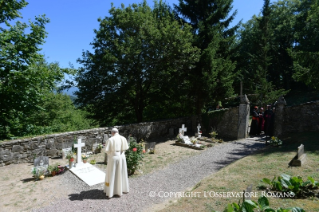 5-Pilgerfahrt nach Barbiana: Gebet am Grab von Don Lorenzo Milani