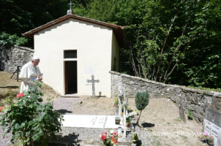 4-Pilgerfahrt nach Barbiana: Gebet am Grab von Don Lorenzo Milani
