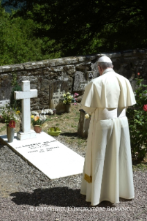 6-Pilgerfahrt nach Barbiana: Gebet am Grab von Don Lorenzo Milani