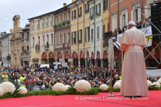 11-Pastoralbesuch in Cesena und Bologna: Begegnung mit der B&#xfc;rgerschaft