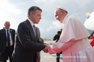 13-Voyage apostolique en Colombie : Cérémonie de bienvenue à la base aérienne CATAM