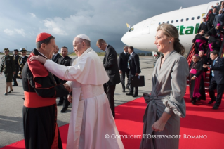 16-Voyage apostolique en Colombie : Cérémonie de bienvenue à la base aérienne CATAM
