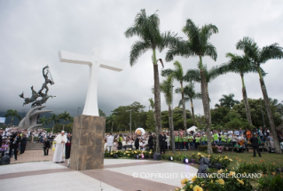 2-Viaggio Apostolico in Colombia: Sosta alla Croce della Riconciliazione 
