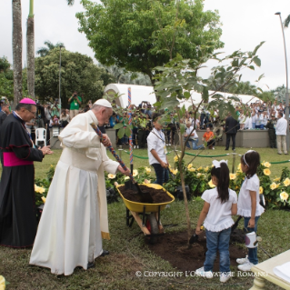 9-Voyage apostolique en Colombie : Brève halte à la Croix de la réconciliation