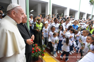 4-Apostolische Reise nach Kolumbien: Besuch des Kinderheims "Hogar San José"