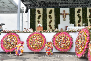 14-Voyage apostolique en Colombie : Messe &#xe0; l'A&#xe9;roport Enrique Olaya Herrera de Medell&#xed;n