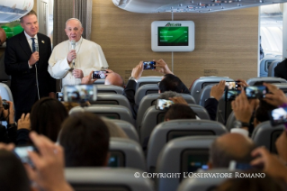 0-Voyage apostolique : Rencontre avec les journalistes au cours du vol vers la Colombie