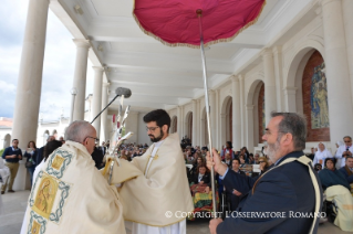 3-Peregrinação a Fátima: Saudação aos doentes no final da Santa Missa