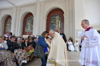 1-Peregrinação a Fátima: Saudação aos doentes no final da Santa Missa