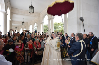 2-Peregrinação a Fátima: Saudação aos doentes no final da Santa Missa