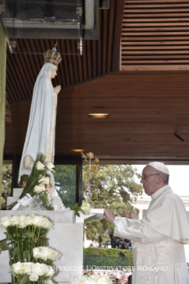 26-Pilgrimage to F&#xe1;tima: Prayer during the visit at the Chapel of the Apparitions