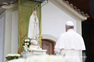 22-Pilgrimage to F&#xe1;tima: Prayer during the visit at the Chapel of the Apparitions