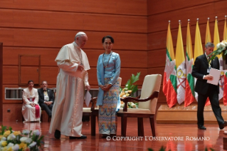 6-Apostolische Reise nach Myanmar: Begegnung mit Vertretern der Regierung, der Zivilgesellschaft und mit dem Diplomatischen Korps