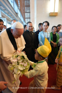 13-Viagem Apostólica a Myanmar: Encontro com as Autoridades, com a Sociedade Civil e com o Corpo Diplomático 
