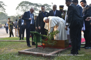 3-Viaje apostólico a Bangladés: Visita al monumento de los Mártires Nacionales de Savar, al Bangabandhu Memorial Museum y firma del Libro de honor