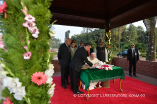 9-Viaje apostólico a Bangladés: Visita al monumento de los Mártires Nacionales de Savar, al Bangabandhu Memorial Museum y firma del Libro de honor