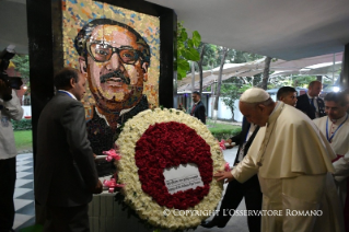 12-Viaje apostólico a Bangladés: Visita al monumento de los Mártires Nacionales de Savar, al Bangabandhu Memorial Museum y firma del Libro de honor