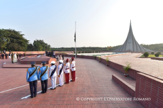 15-Viaje apostólico a Bangladés: Visita al monumento de los Mártires Nacionales de Savar, al Bangabandhu Memorial Museum y firma del Libro de honor