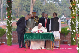 20-Viaje apostólico a Bangladés: Visita al monumento de los Mártires Nacionales de Savar, al Bangabandhu Memorial Museum y firma del Libro de honor
