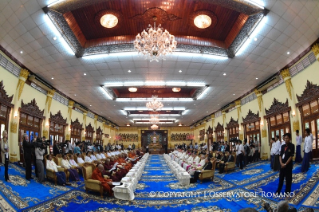 11-Viaje apostólico a Myanmar: Encuentro con el Consejo Supremo de la Sangha de los monjes budistas