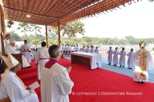 1-Viaje apostólico a Bangladés: Santa Misa y ordenación sacerdotal