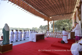 19-Viaje apostólico a Bangladés: Santa Misa y ordenación sacerdotal