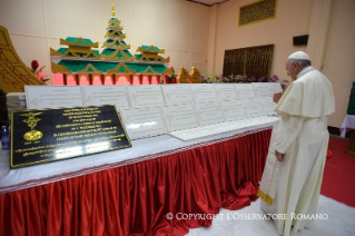 11-Viaje apostólico a Myanmar: Encuentro con los obispos del país