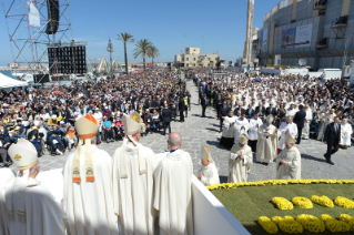 5-Pastoralbesuch in Molfetta (Bari): Eucharistische Konzelebration