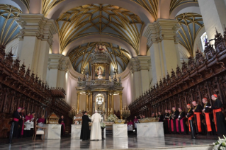 1-Apostolische Reise nach Peru: Gebet vor den Reliquien der peruanischen Heiligen