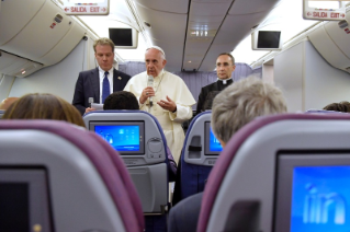 5-Viaje apost&#xf3;lico a Chile y Per&#xfa;: Conferencia de prensa del Santo Padre durante el vuelo de regreso a Roma