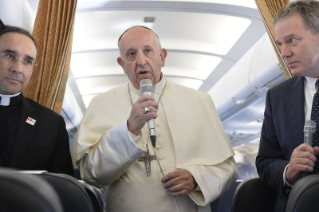 0-Pèlerinage œcuménique à Genève  : Salut aux journalistes au cours du vol Rome-Genève