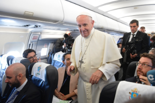 2-Pèlerinage œcuménique à Genève  : Salut aux journalistes au cours du vol Rome-Genève