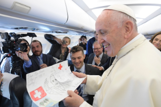 3-Pèlerinage œcuménique à Genève  : Salut aux journalistes au cours du vol Rome-Genève
