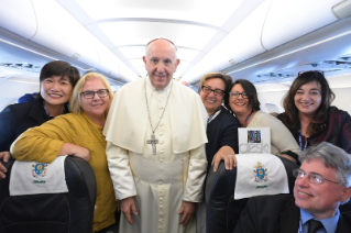 4-Pèlerinage œcuménique à Genève  : Salut aux journalistes au cours du vol Rome-Genève