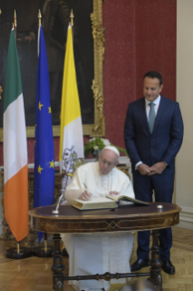 12-Viaje apostólico a Irlanda: Encuentro con las autoridades, la sociedad civil y el cuerpo diplomático
