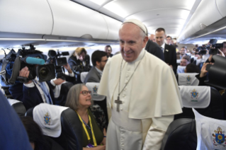 2-Viaje apostólico a Irlanda: Encuentro con los periodistas durante el vuelo de ida