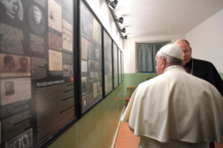 8-Apostolische Reise nach Litauen: Gebet im Museum f&#xfc;r Genozid-Opfer (KGB-Museum)