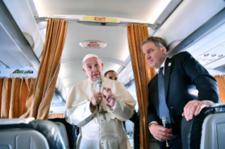 1-Viaje apost&#xf3;lico a Lituania, Letonia y Estonia: Saludo del Santo Padre a los perioditas durante el vuelo a Vilna