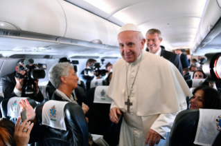 4-Viaje apost&#xf3;lico a Lituania, Letonia y Estonia: Saludo del Santo Padre a los perioditas durante el vuelo a Vilna