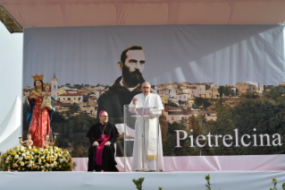 12-Visita Pastoral a Pietrelcina: Encontro com os fi&#xe9;is 