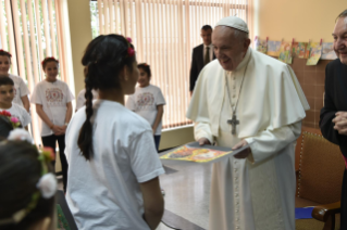 2-Voyage apostolique en Bulgarie : Visite du Saint-Père au Centre de réfugiés « Vrazhdebna »