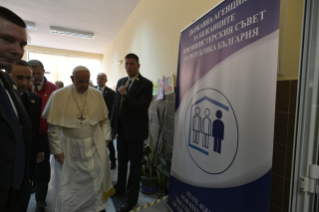3-Voyage apostolique en Bulgarie : Visite du Saint-Père au Centre de réfugiés « Vrazhdebna »