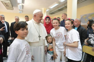 4-Voyage apostolique en Bulgarie : Visite du Saint-Père au Centre de réfugiés « Vrazhdebna »