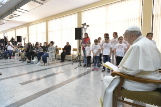10-Voyage apostolique en Bulgarie : Visite du Saint-Père au Centre de réfugiés « Vrazhdebna »